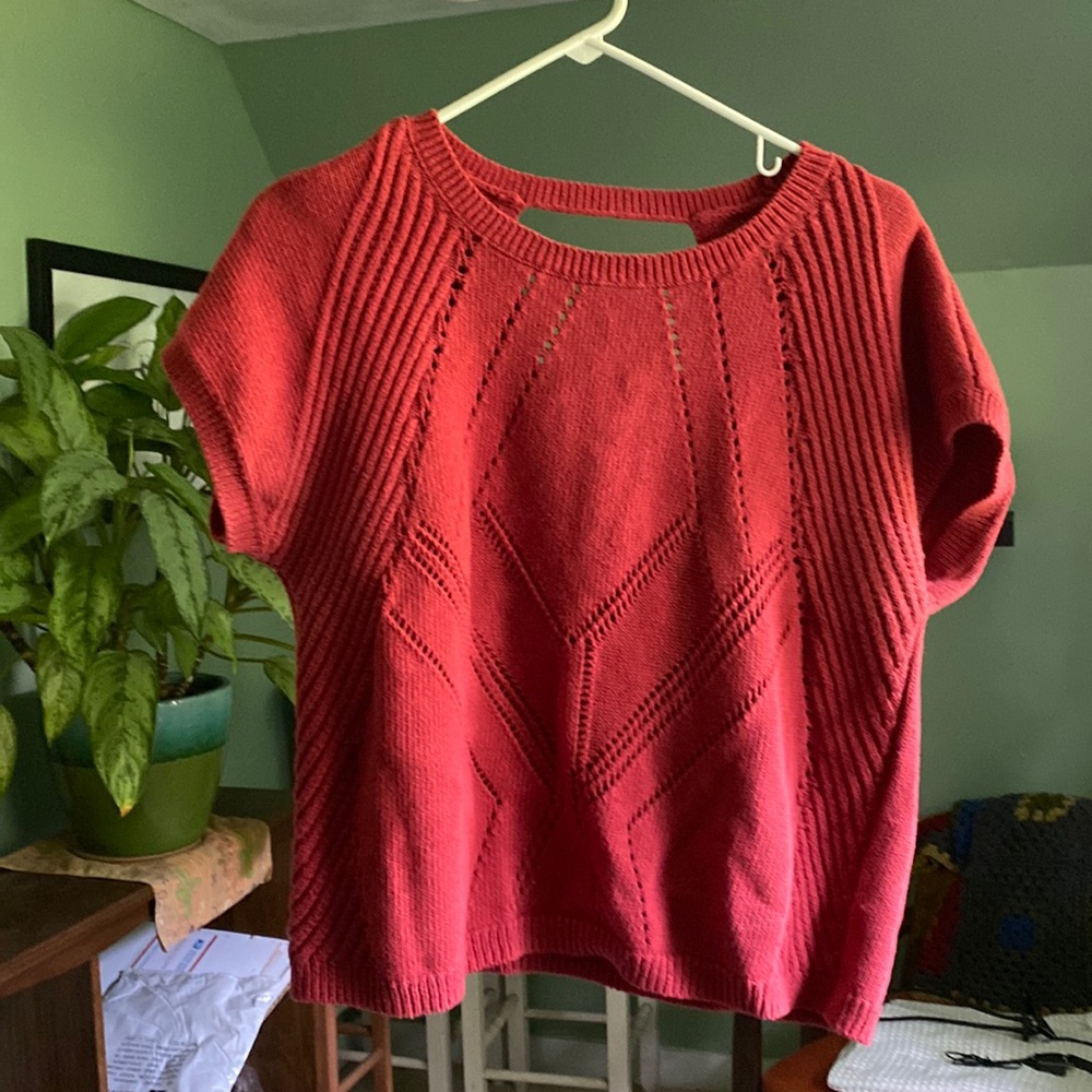 Short sleeve sweater. Crochet style color red size medium